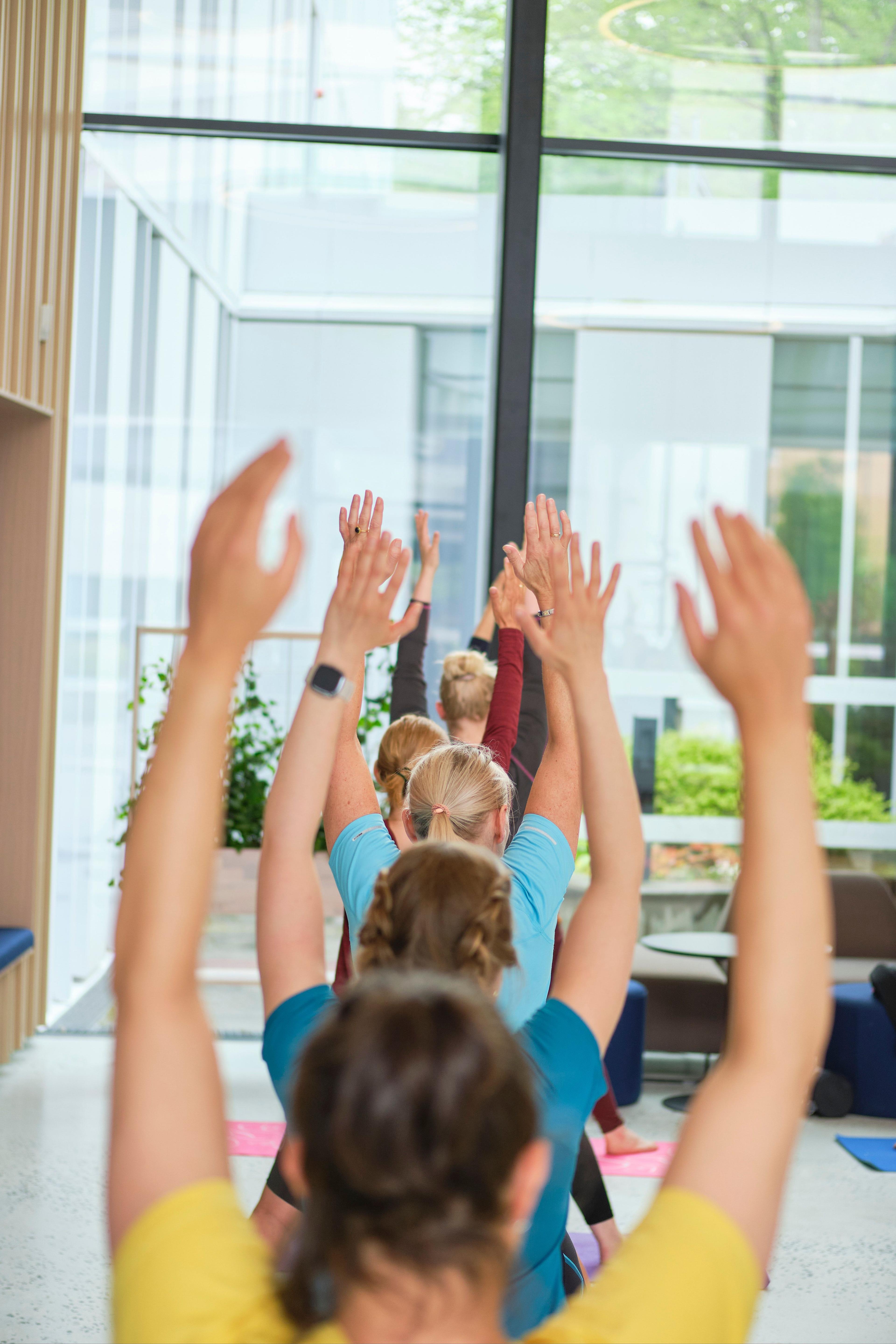 Bilde av mennesker som gjør yoga i Teknobyen